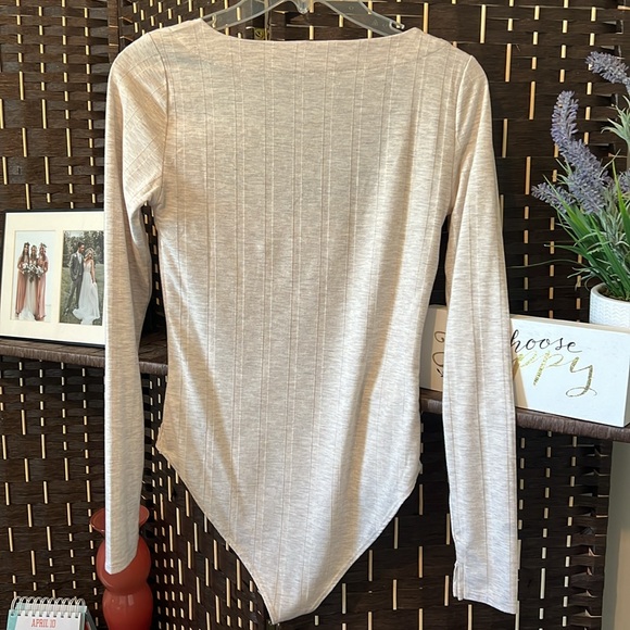 NWOT~Women’s Bodysuit Top Shirt Cream Color Size Medium Forever 21 - Picture 3 of 7